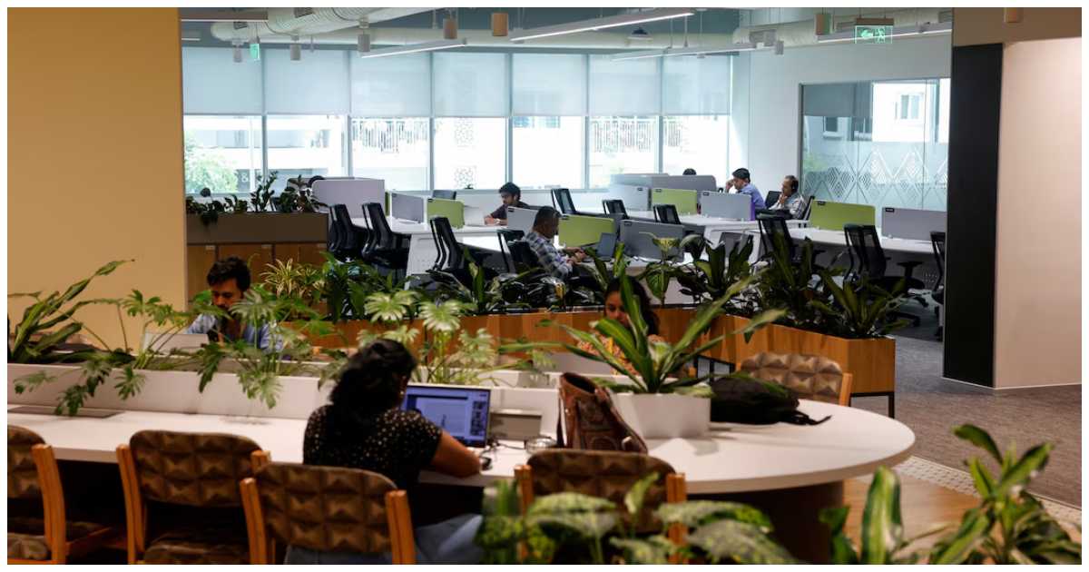 ভারতের বেঙ্গালুরুর অফিসে ২৪ সেপ্টেম্বর কর্মরত ‘এলটিআইমাইন্ডট্রি’ নামের সেবা রপ্তানিকারক কোম্পানির কিছু কর্মী। ছবি: রয়টার্স